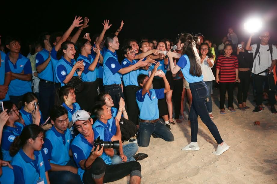 Chi Pu du chuong trinh sinh vien voi bien dao To quoc anh 3