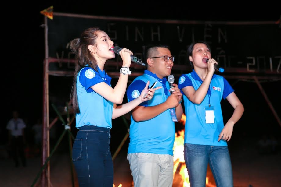 Chi Pu du chuong trinh sinh vien voi bien dao To quoc anh 4