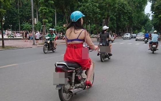 Co gai 'mac vay nhu khong' vo tu chay xe tren duong hinh anh