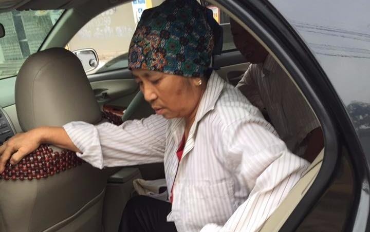 Nam giao vien giup cap vo chong gia 'gap nan' giua duong hinh anh