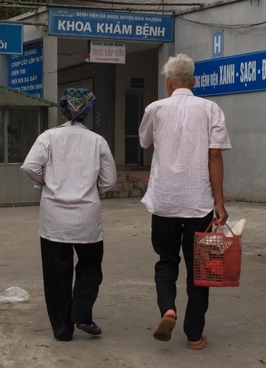 thay giao giup nguoi gap nan giua duong anh 2