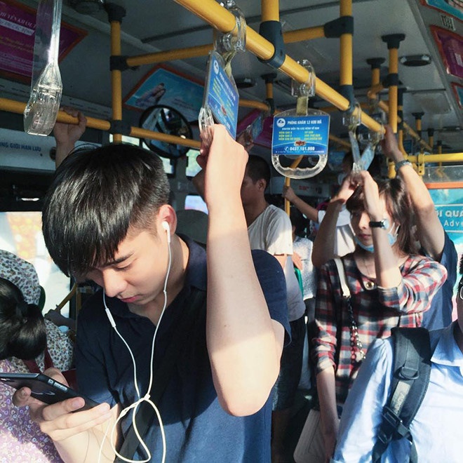 trai dep tren xe buyt tiep tuc gay chu y anh 7