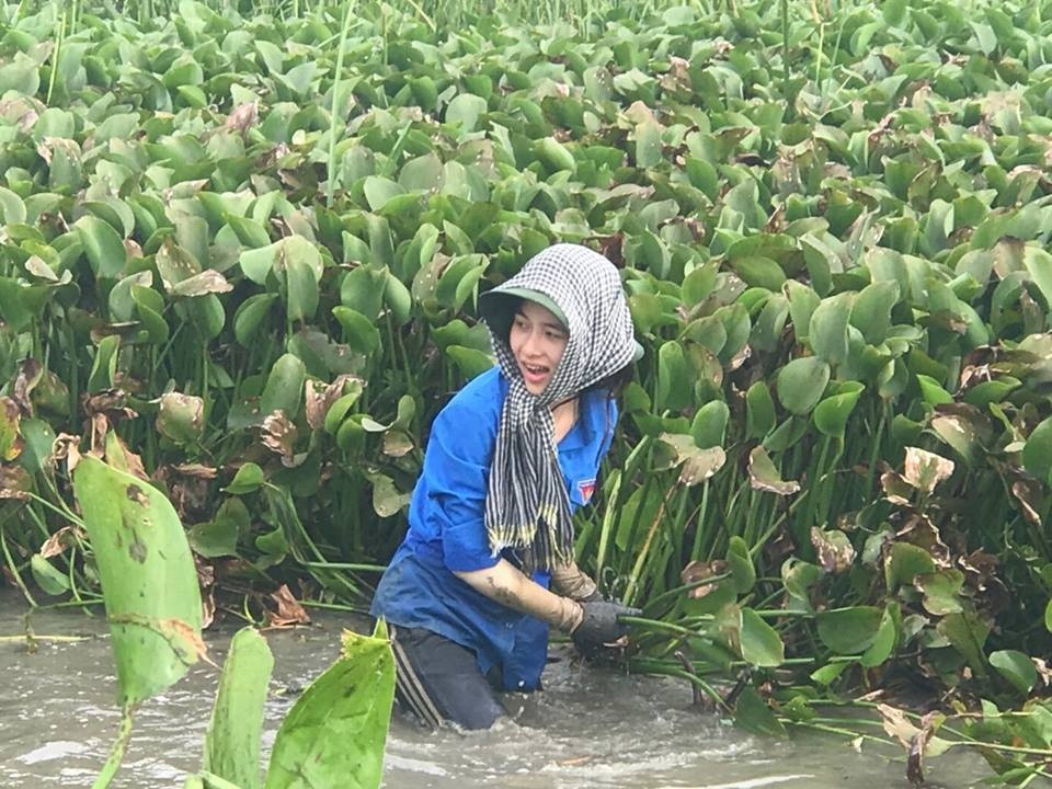 nu sinh vien xinh dep trong mau ao tinh nguyen anh 4