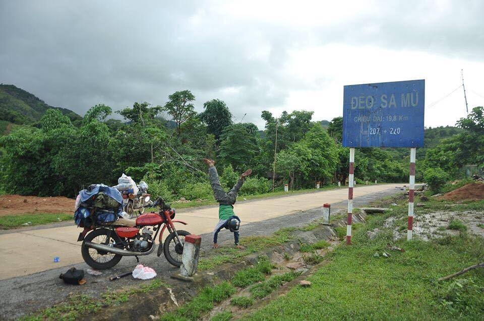 chang trai di xe treo bien xin loi sau xe anh 3