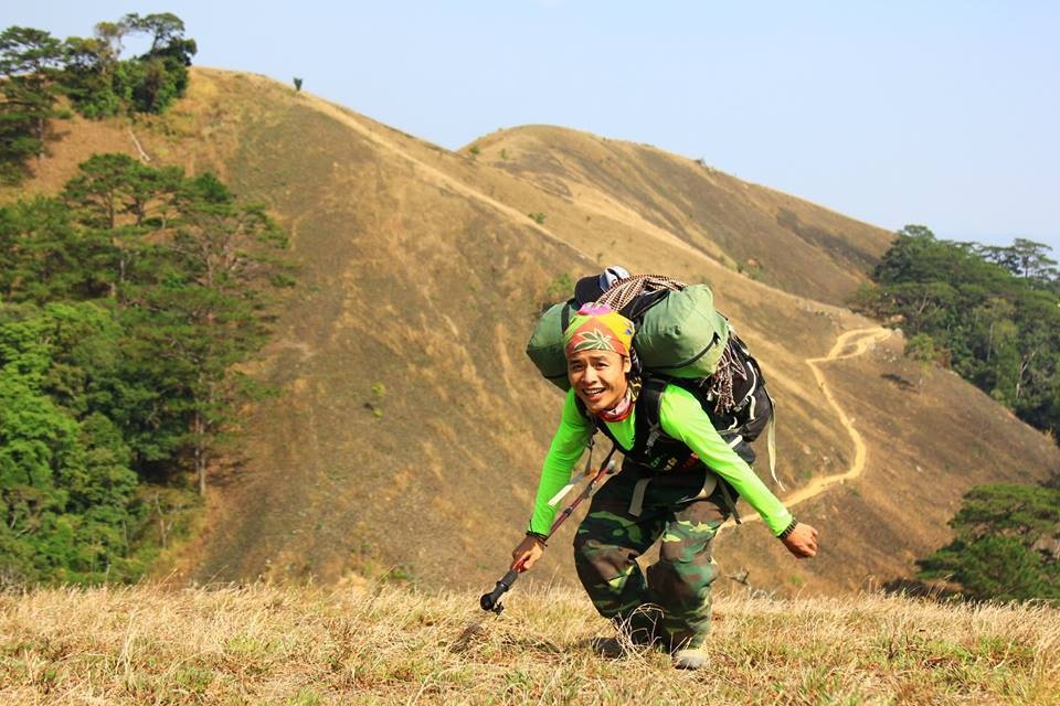 chang trai di xe treo bien xin loi sau xe anh 5