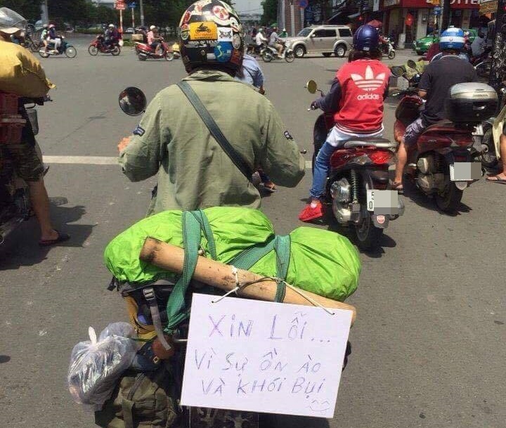 chang trai di xe treo bien xin loi sau xe anh 1