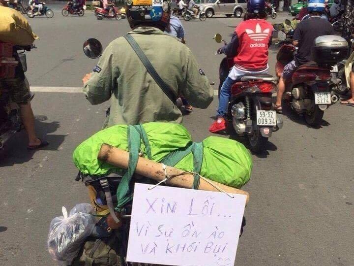 Chang trai lai xe treo bien 'Xin loi vi su on ao va khoi bui' hinh anh