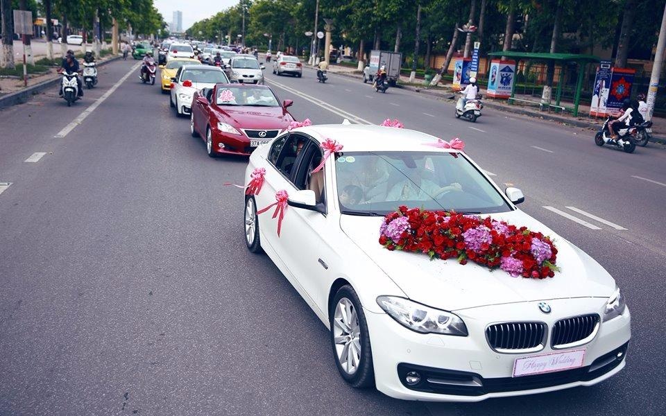 Bo chuan bi 60 xe Ford ruoc dau trong dam cuoi con gai hinh anh