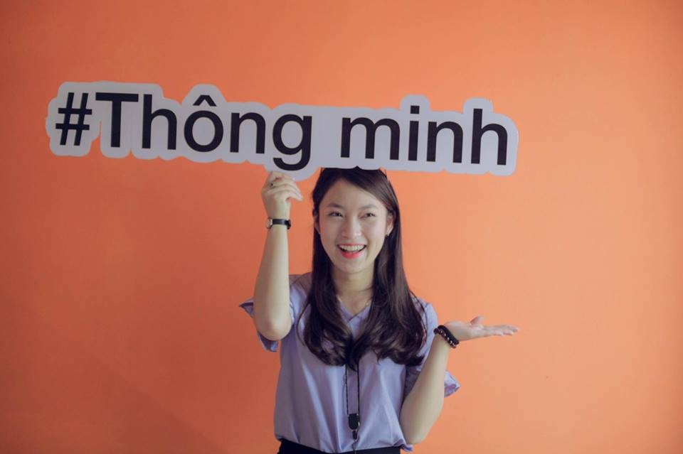 Khanh Vy lam MC 2 chuong trinh ve tieng Anh anh 4