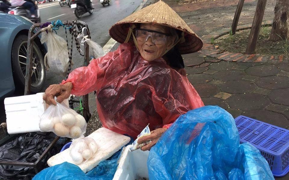 Cau chuyen cu ba doi mua ban trung va bai hoc lam tu thien hinh anh