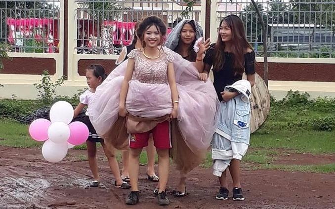 Co dau vui ve mac quan dui, di giay the thao trong ngay mua bao hinh anh