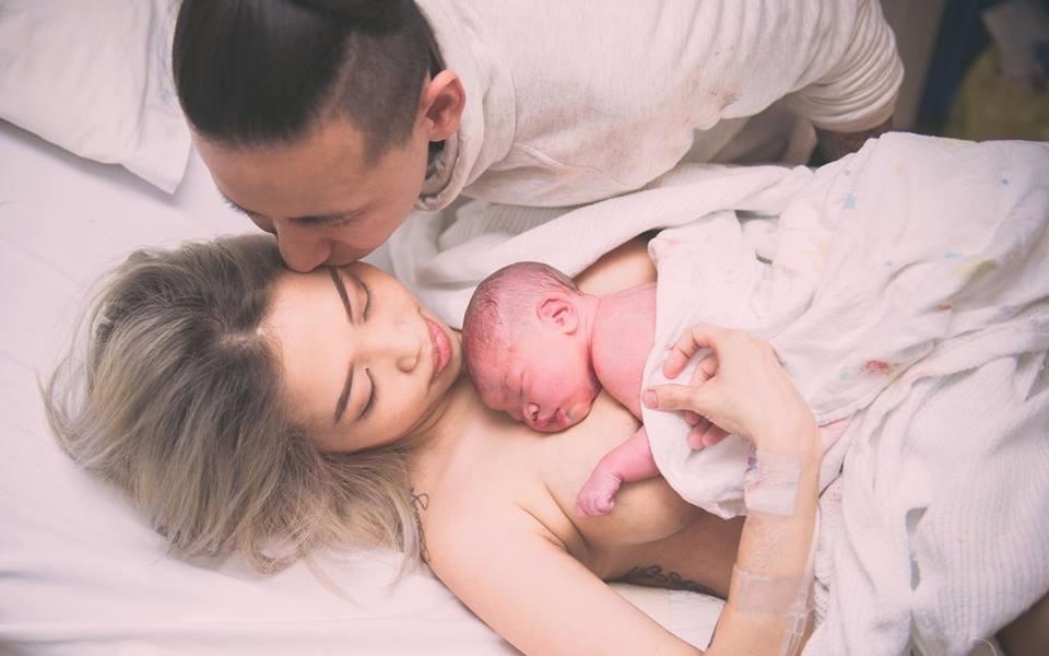 Khoanh khac nguoi chong cung vo vuot can lay dong dan mang hinh anh