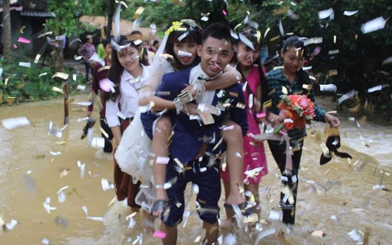 Chu re cong co dau vuot qua dong nuoc lu hinh anh