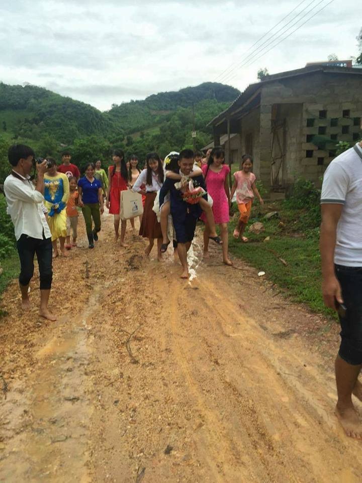 chu re cong co dau vuot qua dong nuoc lu anh 2