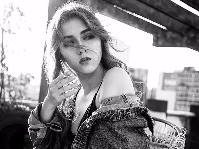 Jessica Le tao dang truoc ong kinh hinh anh