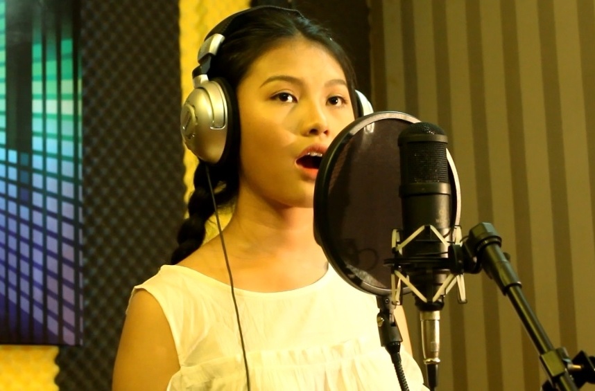 Phuong Nghi the hien kha nang hat tieng Phap hinh anh