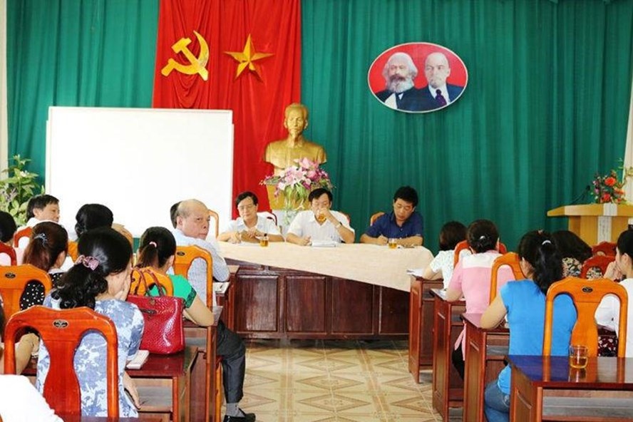 Phu huynh chap nhan mat tien mua sach, xin con 'thoat' VNEN hinh anh