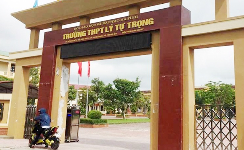 quy dinh cam giao vien mac vay ngan day hoc anh 1