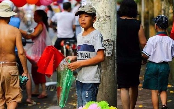 Khoanh khac hai so phan trai nguoc gay xuc dong ngay khai giang hinh anh