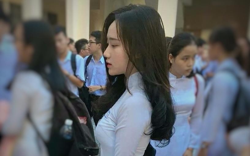 Dan mang tim kiem 10X xinh xan trong ta ao dai ngay khai giang hinh anh