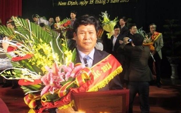 Ky luat hieu truong dung tien ngan sach de co danh hieu hinh anh