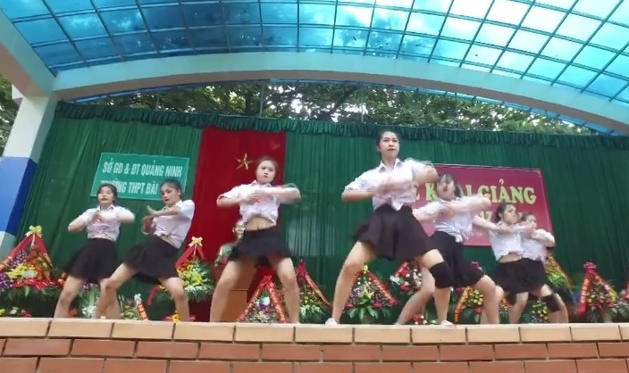 man nhay nong bong trong le khai giang anh 1