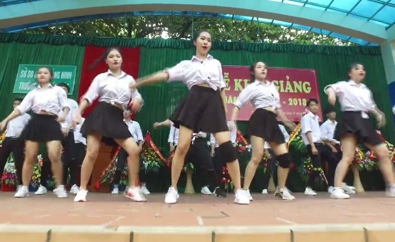 Man nhay chuyen nghiep, nong bong trong buoi le khai giang hinh anh