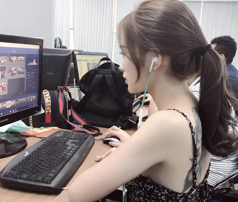 Dân mạng tìm kiếm cô gái với hình xăm sau lưng ảnh 1 Dan mang tim kiem co gai voi hinh xam sau lung anh 1