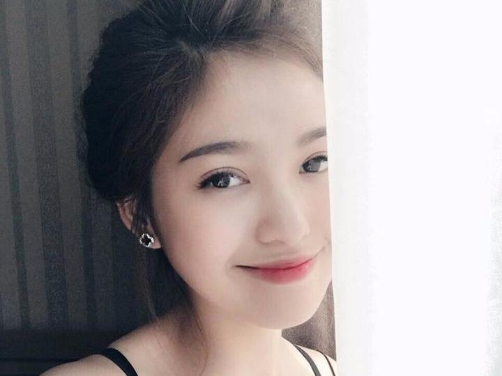 Co ban 20 tuoi tao dang chup anh selfie hinh anh