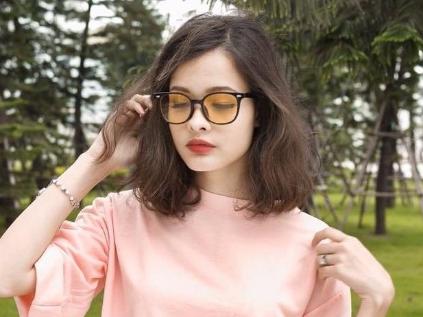 Co gai lai Viet - Phap nhi nhanh hinh anh