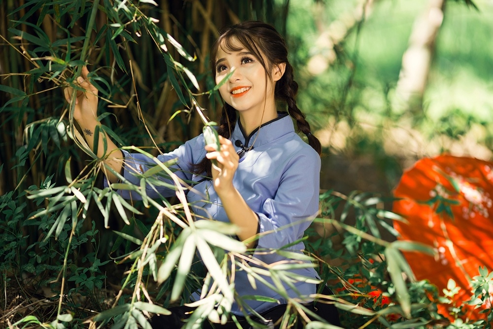 nu nhan vien xinh dep bi chup len anh 2