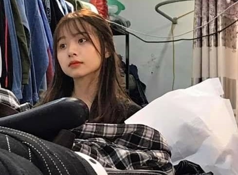 Nu nhan vien ban hang bi chup len vi xinh nhu sao Han hinh anh