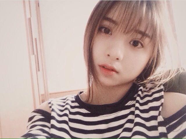 Hang Nga xinh xan di choi cung cac ban hinh anh