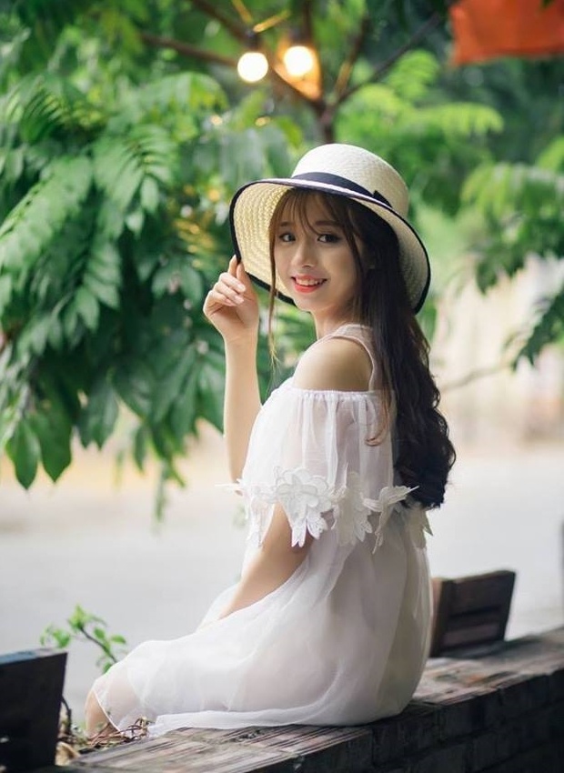 nu nhan vien xinh dep bi chup len anh 3