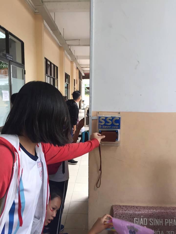 học sinh điểm danh bằng thẻ ảnh 3 hoc sinh diem danh bang the anh 3