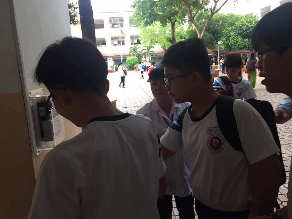 học sinh điểm danh bằng thẻ ảnh 6 hoc sinh diem danh bang the anh 6