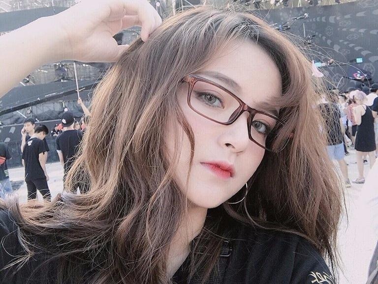 9X xinh nhu hot girl tai le hoi nhac dien tu EDM hinh anh
