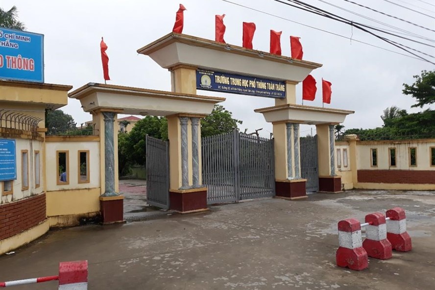 Nu sinh cap 3 bi ban danh trong lop van lo so hinh anh