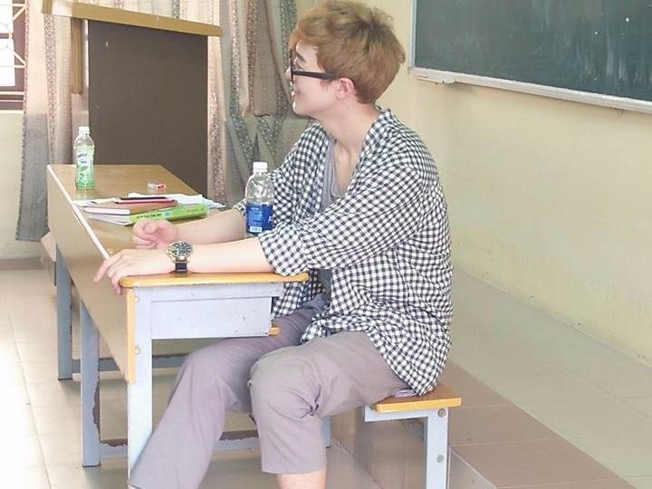 KeunHo dien trai dung lop day tieng Han cho nguoi Viet hinh anh