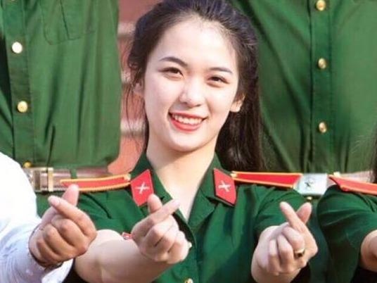 Co giao quoc phong xinh dep thuong bi hoc tro treu vi moi 22 tuoi hinh anh