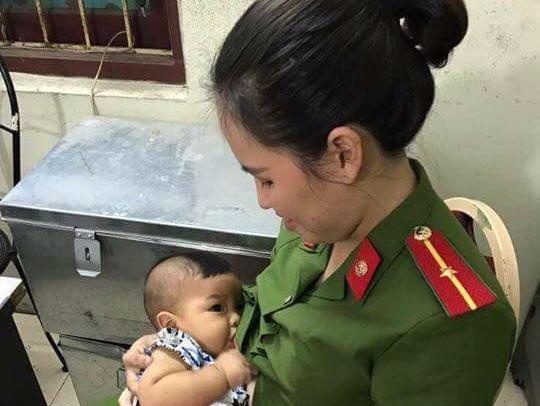 Thieu uy cong an cho be trai bi bo roi bu, dua ve nha cham soc hinh anh