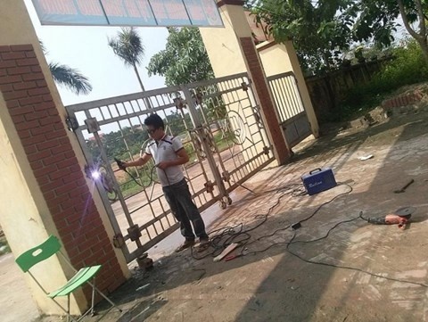 Phu huynh to nha truong tho o khi hoc sinh bi cong de gay xuong hinh anh