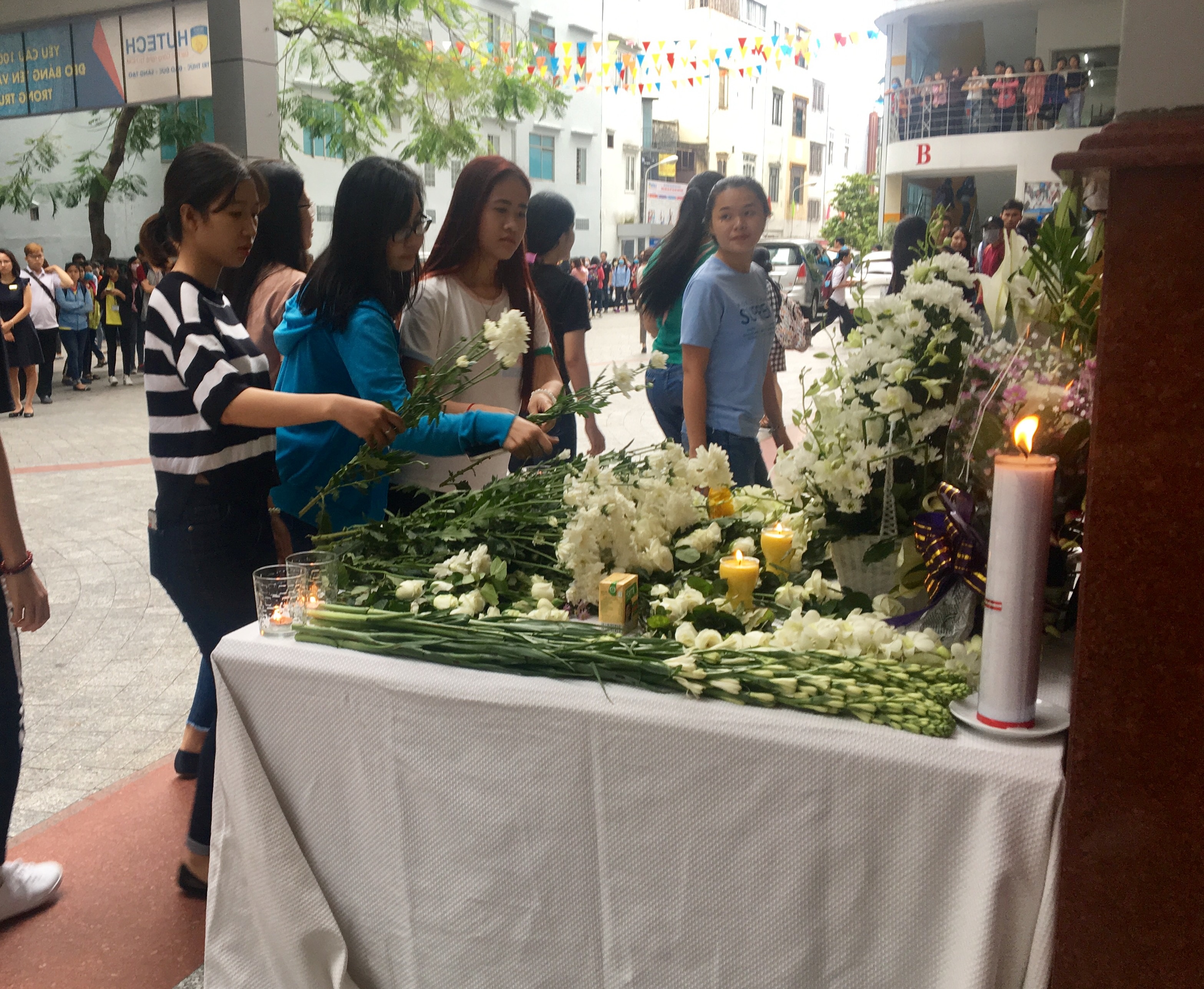 Hoc sinh va giang vien truong dat hoa tuong nho nam sinh tu vong hinh anh