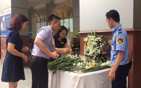 Truong Hutech lap ban hoa tuong nho nam sinh tu vong do be tong roi hinh anh