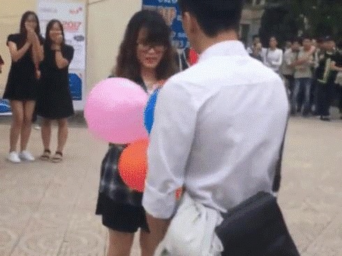 Nam sinh phu phang vut bong khi duoc to tinh giua san truong hinh anh