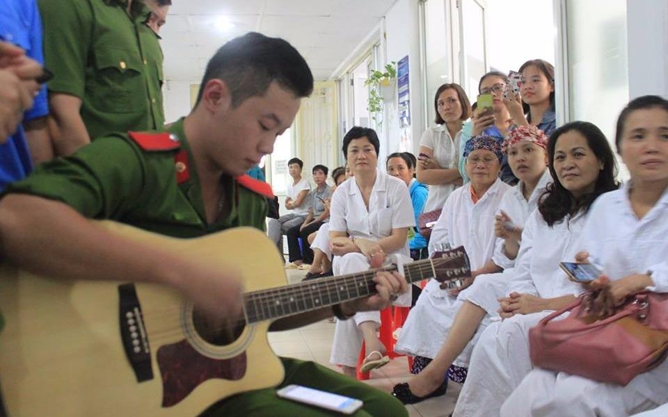 Nhieu nguoi bat khoc khi nghe sinh vien canh sat hat ve cha me hinh anh