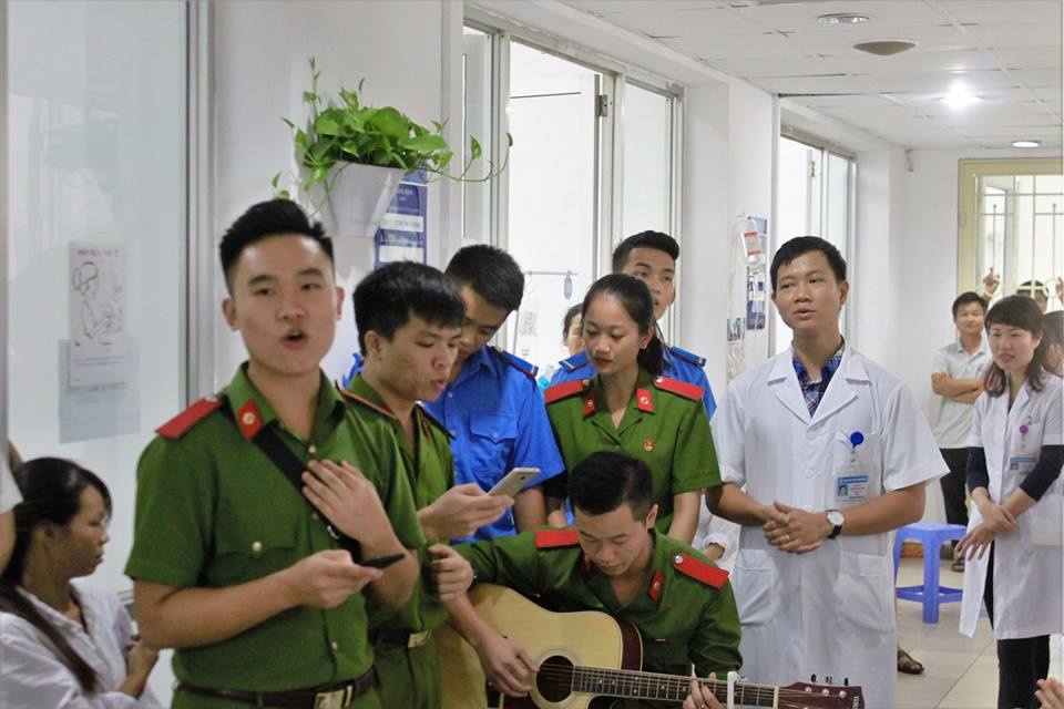 sinh viên học viện cảnh sát hát tại bệnh viện ảnh 1 sinh vien hoc vien canh sat hat tai benh vien anh 1