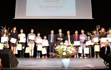 Vinh danh sinh vien, hoc sinh xuat sac nguoi Viet tai Sec hinh anh