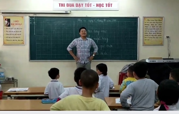 thầy giáo múa đàn gà con trong lớp ảnh 1 thay giao mua dan ga con trong lop anh 1