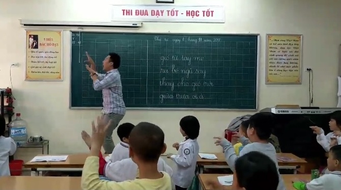 Thay giao day nhac mua bai hat 'Dan ga con' truoc lop hinh anh